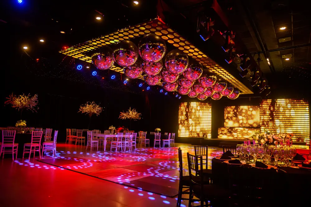 Salón de noche con DJ