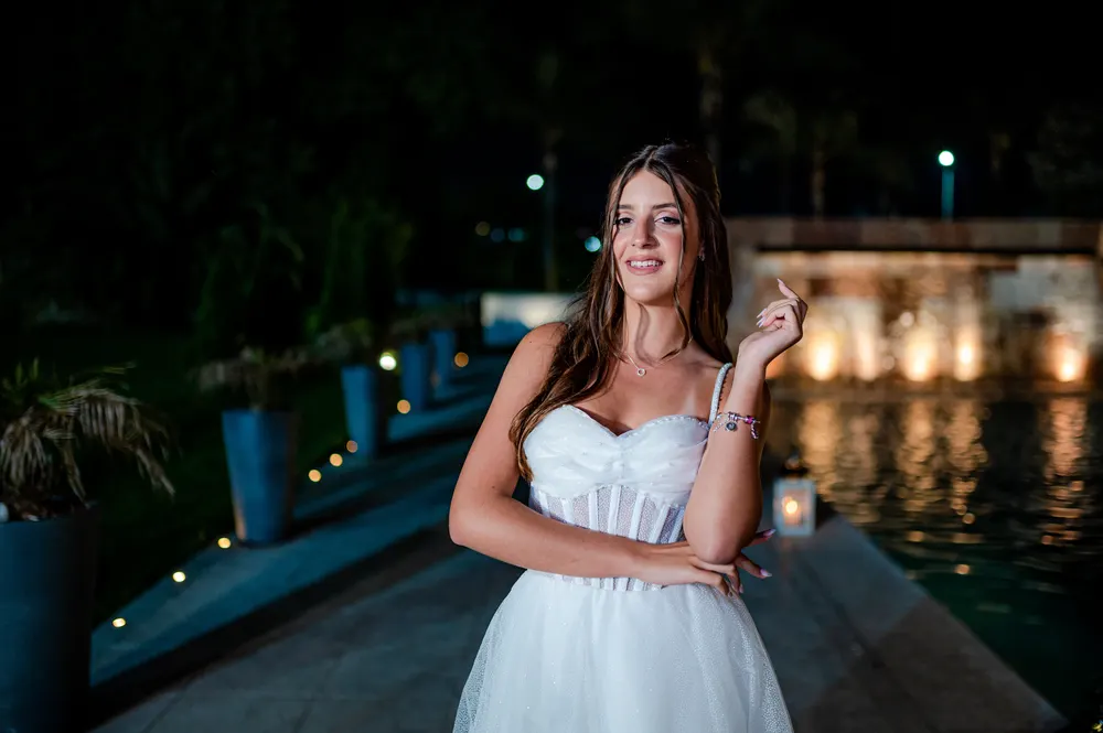 Quinceañera celebrando con sus amigos
